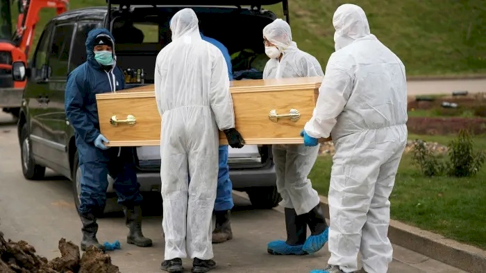 İngiltere'de son 24 saatte 691 kişi Kovid-19 nedeniyle hayatını kaybetti