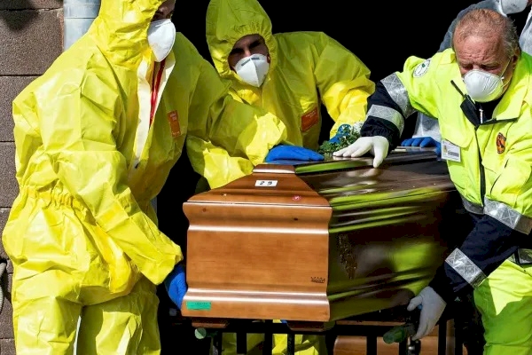 İngiltere'de son 24 saatte 1162 kişi koronavirüsten öldü