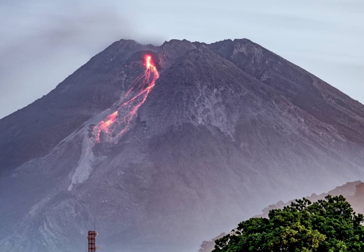 Endonezya'da Merapi Yanardağı'nda patlama