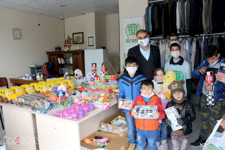 Mardin Umut Kervanı dağıttığı oyuncaklarla 500 çocuğu sevindirdi