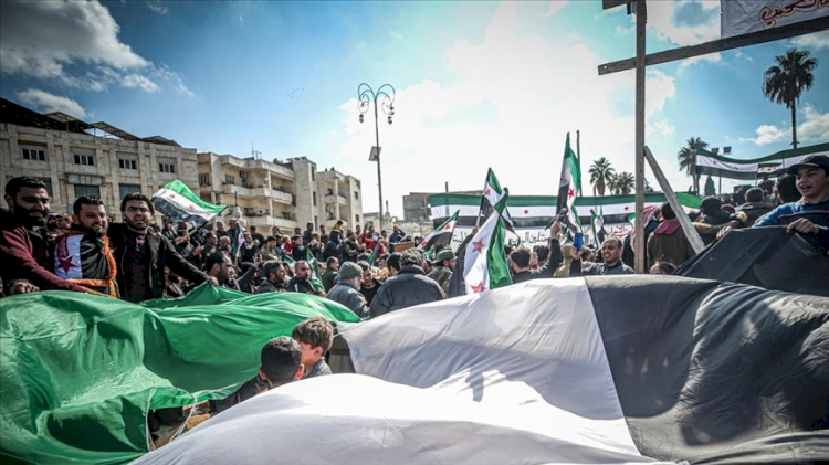 Suriye'de yerlerinden edilen siviller evlerine dönebilmek için gösteri düzenledi