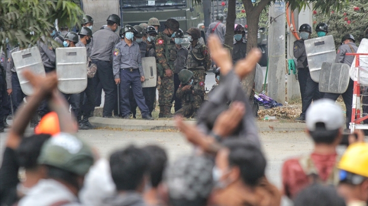 Myanmar'da askeri cunta darbe karşıtı protestocuları 'ölümcül güç' kullanmakla tehdit etti