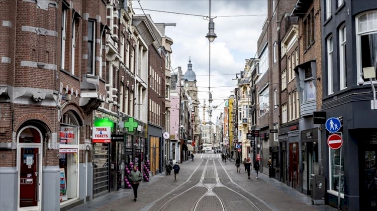 Hollanda'da kısıtlamalar gevşetilerek 15 Mart'a kadar uzatıldı