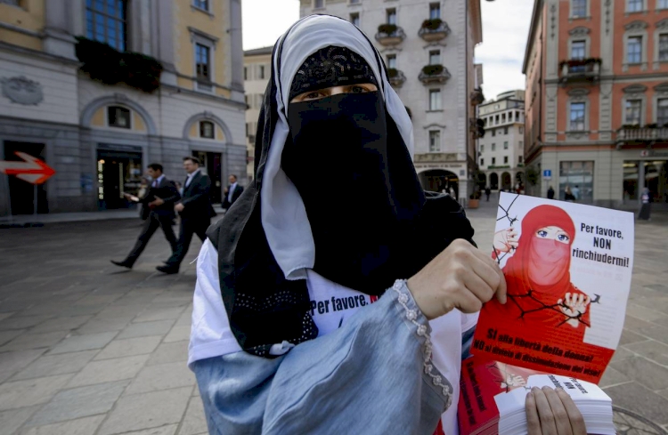 7 Mart referandumu öncesi İsviçre'de burka yasağına 'evet' diyenlerin sayısı azalıyor