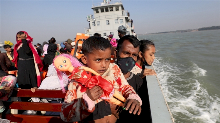 BMMYK: Hindistan, Andaman Denizi'nde sürüklenen teknedeki Arakanlı mültecilere gıda desteği verdi