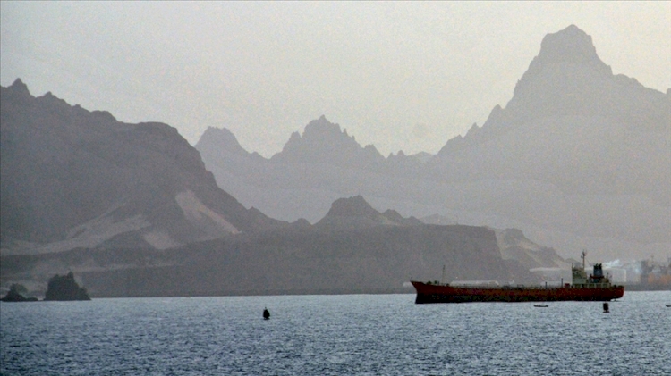 Sokotra Valisi, BAE'nin, Yemen'in güneyindeki Sokotra Limanı'na askeri araç sevk ettiğini açıkladı