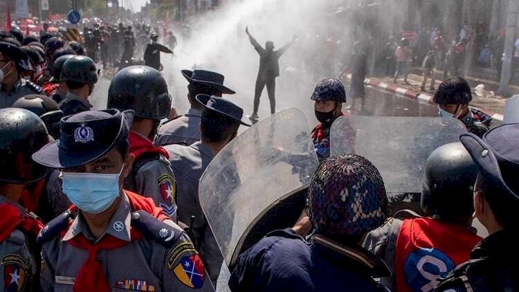 Myanmar'da ölen protestocu sayısı 6'ya yükseldi