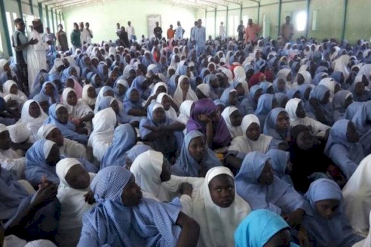 Nijerya'da silahlı kişiler 100'lerce kız öğrenciyi kaçırdı