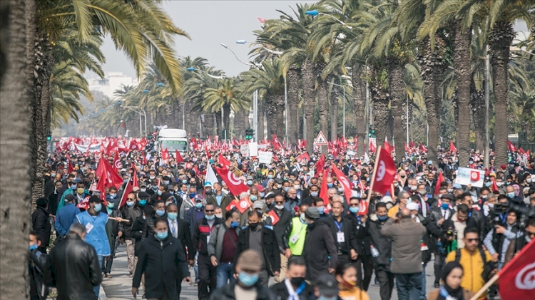 Nahda Hareketinin 'ulusal birlik' temalı yürüyüş çağrısıyla binlerce kişi sokağa indi