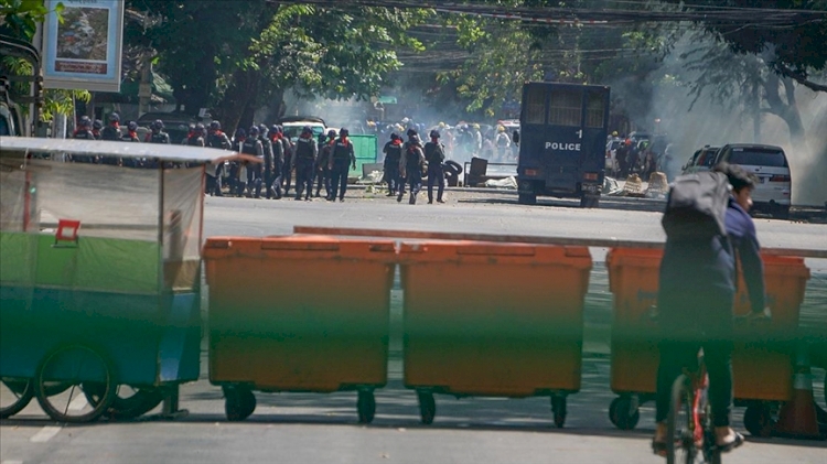 Myanmar'da darbeye karşı protestolar güvenlik güçlerinin sert müdahalesine rağmen sürüyor