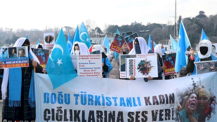 Binlerce Doğu Türkistanlı kadın Çin'i protesto etti: 'En kutsalımız olan canımıza ve namusumuza dokunuluyor'