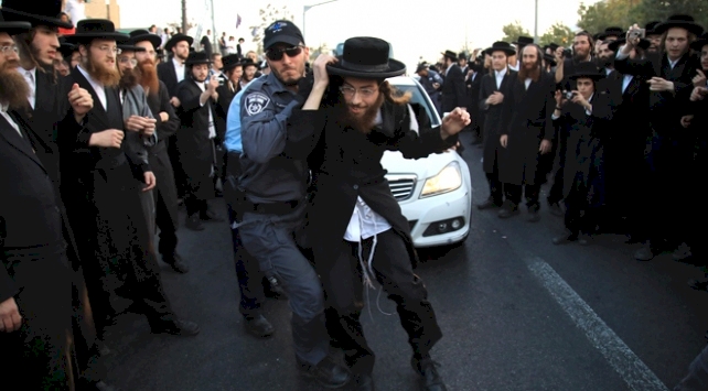 Haredi Yahudileri koronavirüs tedbirlerine ve aşısına neden karşı