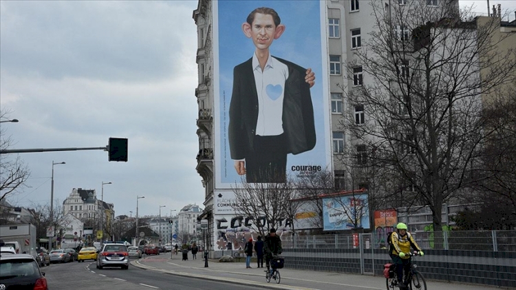 Avusturya'da Başbakan Kurz'un mülteci politikaları 'kalpsiz başbakan karikatürü' ile protesto edildi