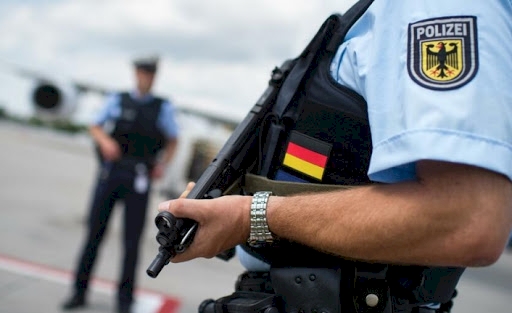 Almanya'da aşırı sağcı 6 komiser adayı görevden uzaklaştırıldı