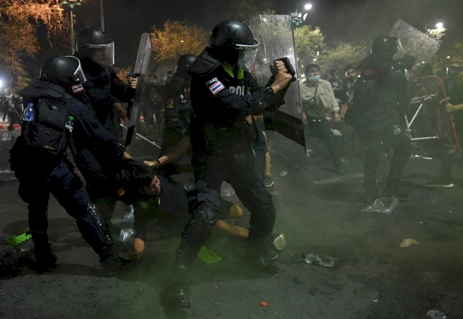 Tayland'da, hükümet karşıtı göstericilerle polis çatıştı: En az 30 yaralı