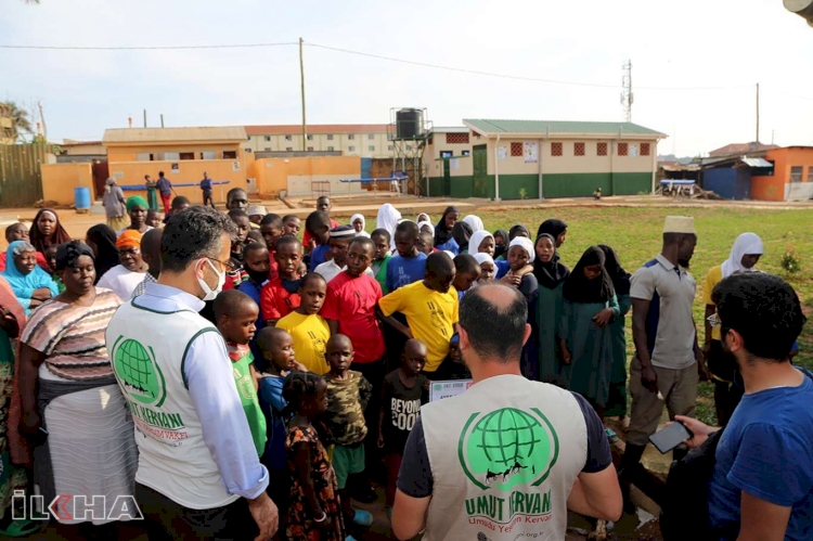 Umut Kervanı Vakfı Afrika'da yetim öğrencilere kırmızı et yardımında bulundu