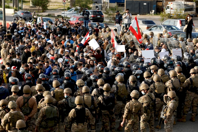 Lübnan'da protestocular yönetimin istifasını istedi