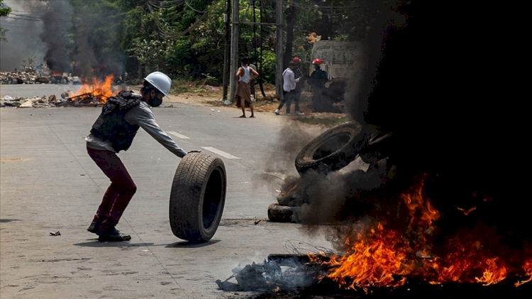 Myanmar'da protestocular polis karakoluna saldırdı: 7 ölü