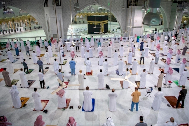 Suudi Arabistan, umre ve Kabe'de namaz için aşı olma veya Kovid-19'u geçirip iyileşme şartı getirdi
