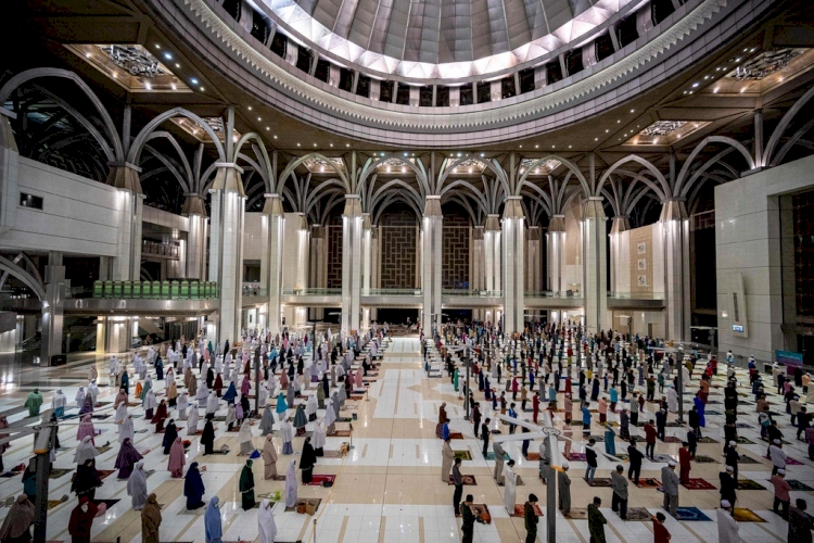 Covid-19 önlemleri gölgesinde dünyadan Ramazan manzaraları