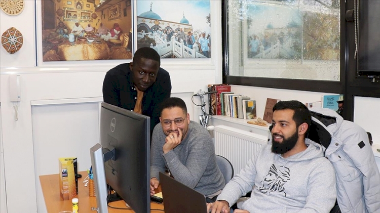 Fransa'da 3 Müslüman genç, belgeselleriyle yerli ve azınlık Müslümanların hikayelerine kapı aralıyor