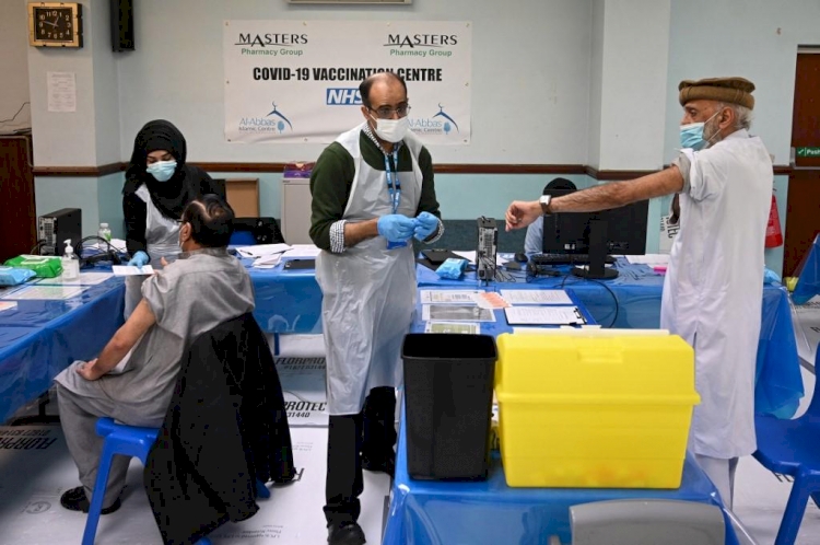 Londra'da aşının orucu bozacağını düşünenler için gece hizmet veren merkezler kuruldu