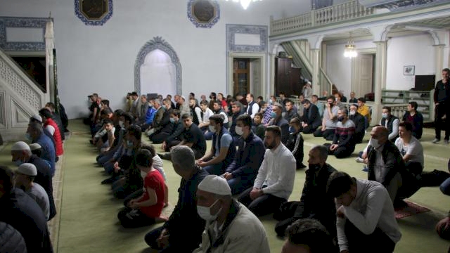 Kuzey Makedonya'da yasak sonrası yılın ilk teravih namazı kılındı