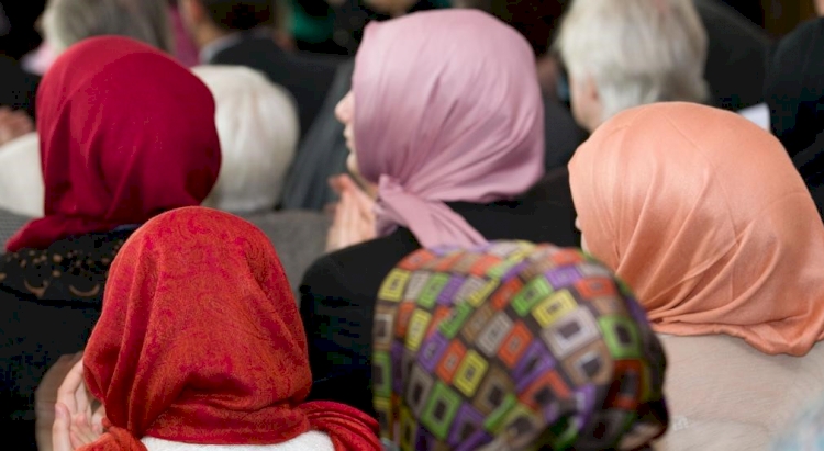 Almanya'da ev arayanların ten rengine ve başörtüsüne bakıldı