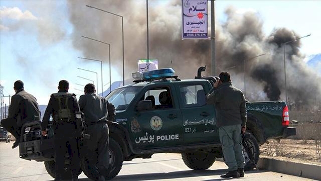 Afganistan'da emniyet aracına bombalı saldırı: 3 ölü