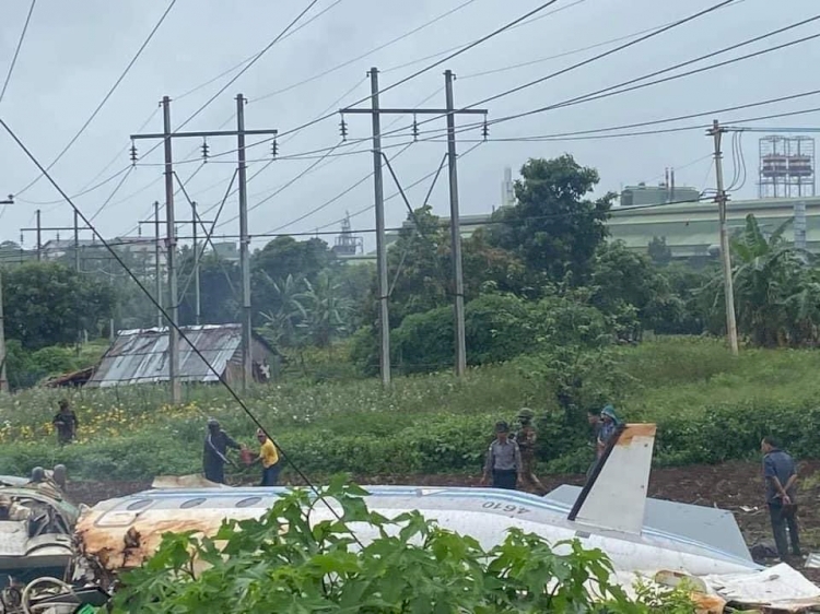 Myanmar'da askeri uçak çelik fabrikasının üzerine düştü: 13 ölü, 16 yaralı