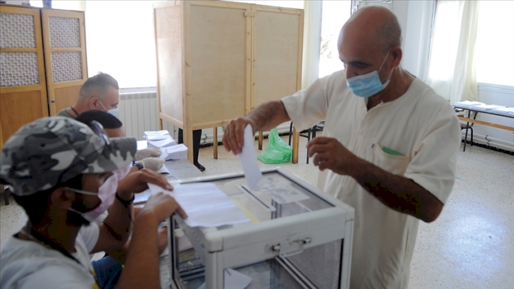 Cezayirliler erken genel seçim için sandık başında