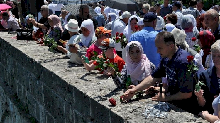 Bosna Savaşında diri diri yakılan üç bin kurban güllerle anıldı