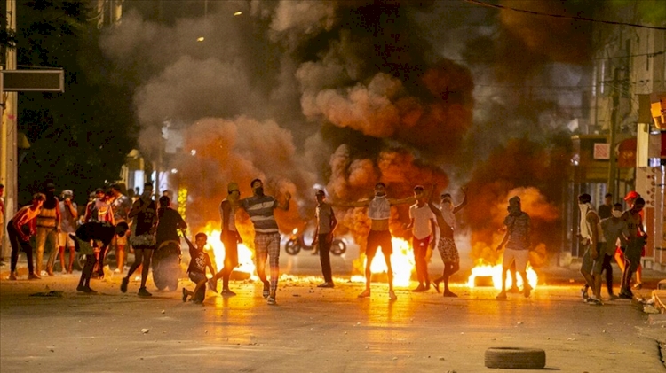 Tunus'ta gözaltına alınan gencin ölümüne yönelik protestolar sürüyor
