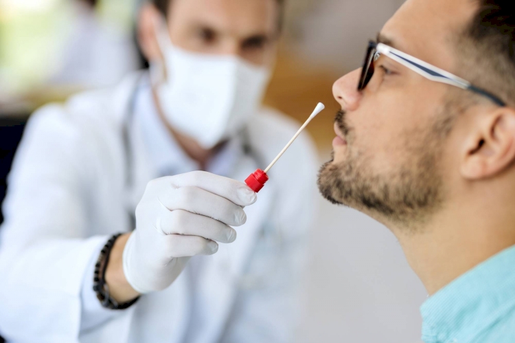 İsveç'te yaklaşık 100 bin kişiye sahte PCR testi satıldı