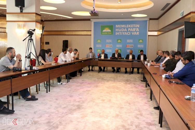 HÜDA PAR Genel Başkanı Yapıcıoğlu, basın mensuplarının gündemdeki konularla ilgili sorularını yanıtladı