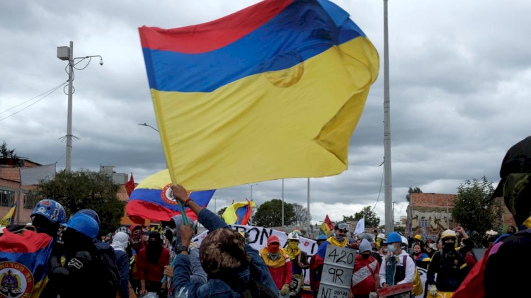 Kolombiya'da binlerce kişi hükümeti protesto etti