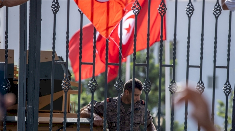 Tunus, Cumhurbaşkanı Said'in 'darbe' niteliğindeki kararlarının ardından zorlu bir yol ayrımına girdi