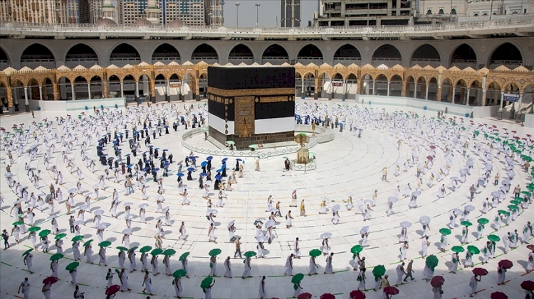 Suudi Arabistan, 10 Ağustos'ta başlayacak Umre ziyaretleri için Kovid-19 aşısı olma şartı getirdi