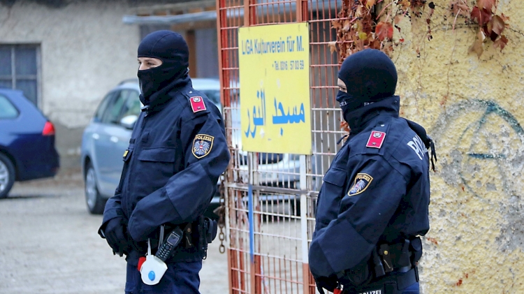 Avusturya mahkemesinden, 'terör bahanesiyle' Müslümanlara yapılan polis baskınları yasalara aykırı kararı