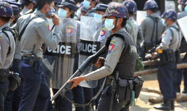 Myanmar'da maskeli eylemciler 5 polisi öldürdü