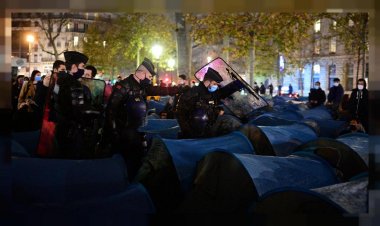 Fransa'da Afgan mülteciler polis zoruyla Paris'ten çıkarıldı