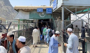 Pakistan'a gitmek isteyen Afganların sınırdaki bekleyişi sürüyor