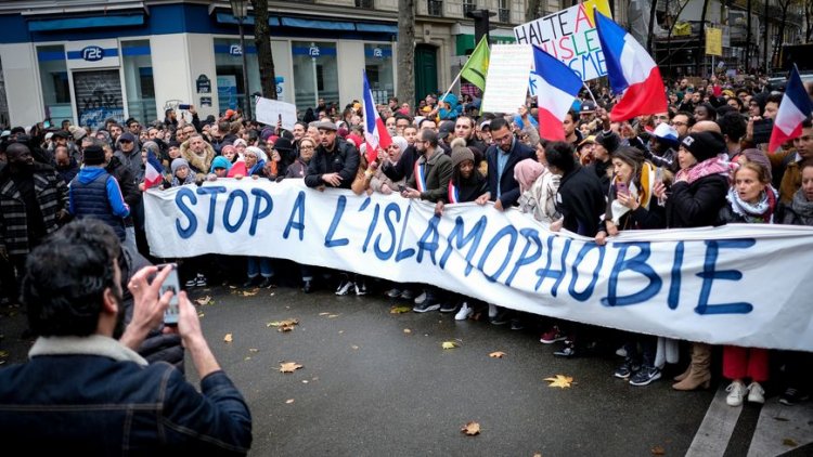 Fransa'da Müslümanları hedef alan tartışmalı yasanın onaylanması tepkilerle karşılandı