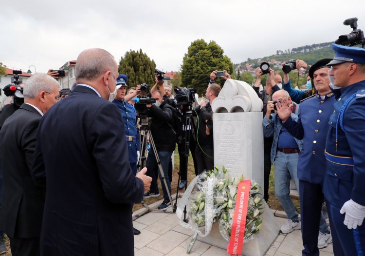 Cumhurbaşkanı Erdoğan, Aliya İzzetbegoviç'in kabrini ziyaret etti