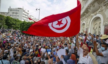 Tunus’ta Cumhurbaşkanı’nın olağanüstü yetkileri elinde toplayan kararları protesto edildi