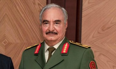 Hafter seçimlere girebilmek için 'askeri yetkilerini' 3 aylığına devretti