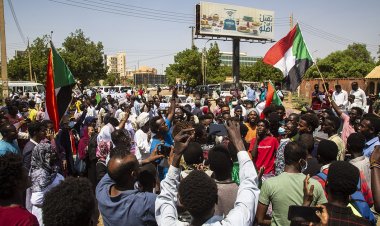 Sudan'da sivil yönetim talebiyle binlerce kişi sokaklara indi