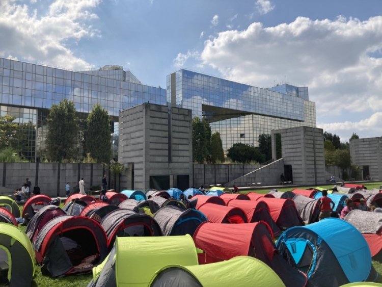 Evsizler bu kez de Paris Valiliği önünde çadır kurdu