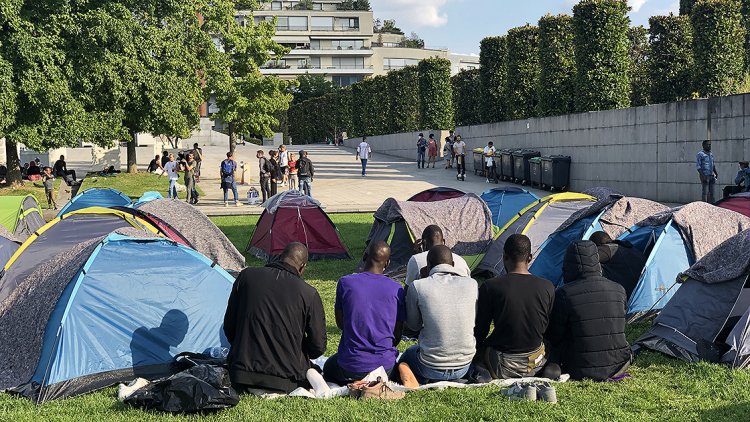 Fransa'da 1000'e yakın göçmen ve evsiz günlerdir Paris Valiliği önündeki bekleyişlerini sürdürüyor