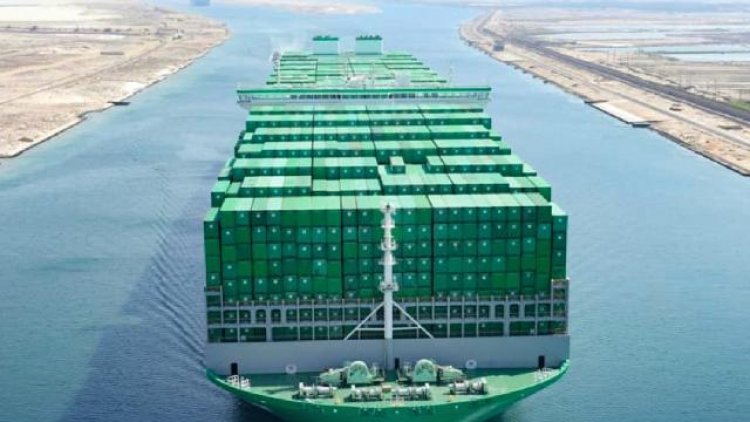 Dünyanın en büyük konteyner gemisinin Süveyş'ten 'ilk' geçişi sorunsuz